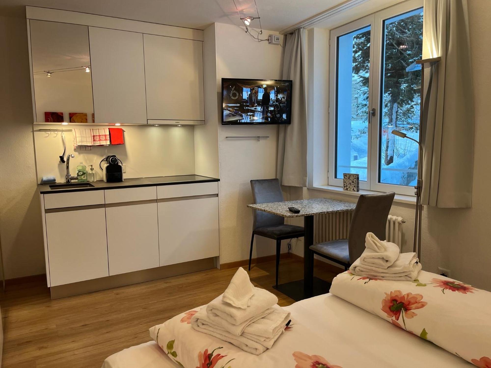 Chesa Quadrella Zimmer Mit Kuechenzeile Inklusive Bergbahnen Im Sommer-Ausser Studio Понтрезина Стая снимка