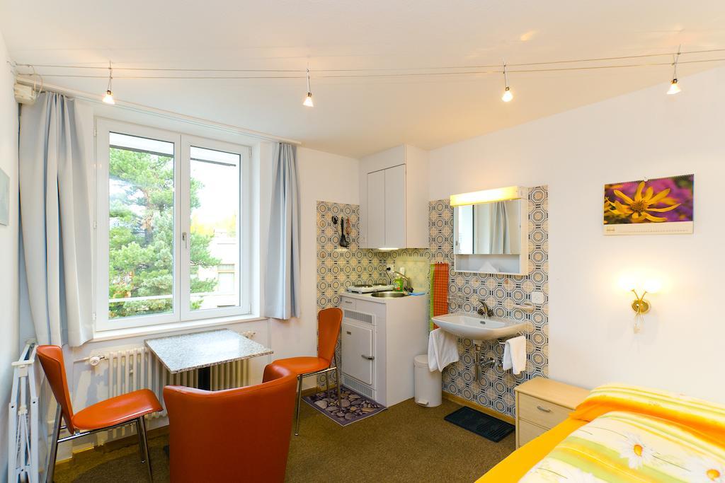 Chesa Quadrella Zimmer Mit Kuechenzeile Inklusive Bergbahnen Im Sommer-Ausser Studio Понтрезина Стая снимка